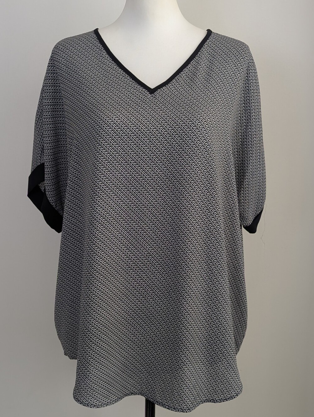 Chico's Black & Gray Geometric V-Neck Dolman Short Sleeve Blouse Top SIZE 2